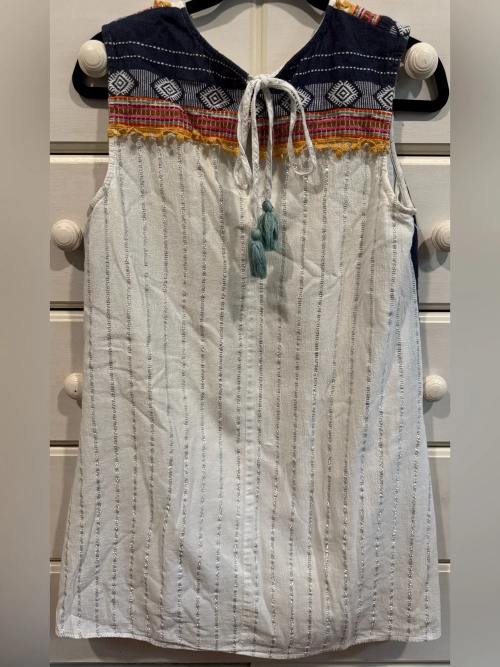 Women’s Embroidered White & Navy Sleeveless Dress multicolor trim sz M 19in. P2P